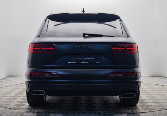 Подержанный автомобиль Audi Q7 2016 года (5 фото)