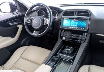 Подержанный автомобиль Jaguar F-Pace 2019 года (30 фото)