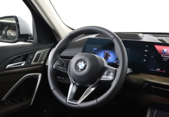 Подержанный автомобиль BMW X1 2023 года (15 фото)