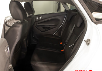 Подержанный автомобиль Ford Fiesta Sedan 2015 года (10 фото)