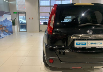 Подержанный автомобиль Nissan X-Trail 2013 года (9 фото)