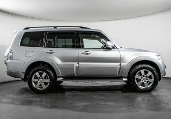 Подержанный автомобиль Mitsubishi Pajero 2012 года (4 фото)