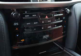 Подержанный автомобиль Lexus LX 2016 года (22 фото)