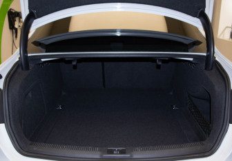 Подержанный автомобиль Audi A4 Sedan 2015 года (30 фото)