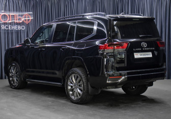 Подержанный автомобиль Toyota Land Cruiser Suv 2022 года (7 фото)