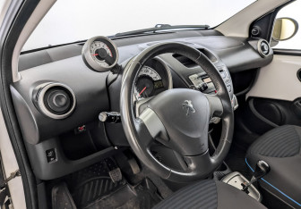Подержанный автомобиль Peugeot 107 2013 года (16 фото)
