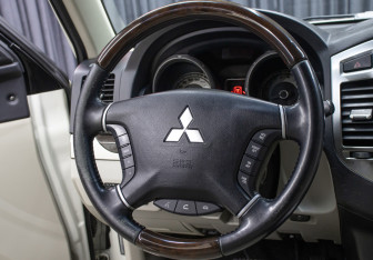 Подержанный автомобиль Mitsubishi Pajero 2019 года (17 фото)