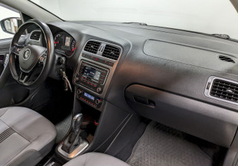 Подержанный автомобиль Volkswagen Polo Sedan 2016 года (19 фото)