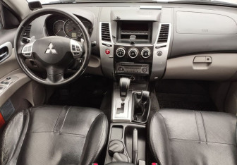 Подержанный автомобиль Mitsubishi Pajero Sport 2013 года (9 фото)