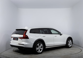Подержанный автомобиль Volvo V60 Cross Country 2021 года (5 фото)