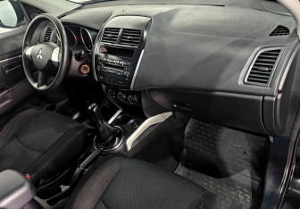 Подержанный автомобиль Mitsubishi ASX 2011 года (10 фото)
