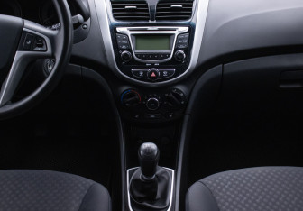 Подержанный автомобиль Hyundai Solaris Hatchback 2013 года (14 фото)