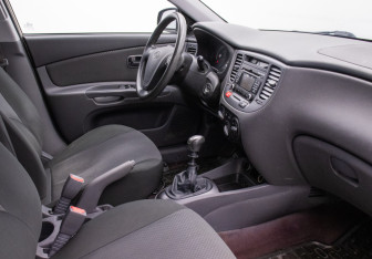 Подержанный автомобиль Kia Rio Sedan 2009 года (10 фото)