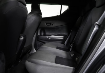 Подержанный автомобиль Toyota C-HR 2020 года (12 фото)