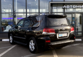 Подержанный автомобиль Lexus LX 2015 года (6 фото)