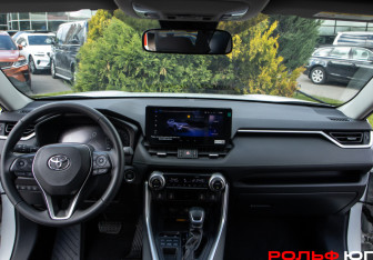 Подержанный автомобиль Toyota RAV4 2025 года (10 фото)