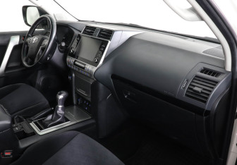 Подержанный автомобиль Toyota Land Cruiser Prado 2021 года (10 фото)