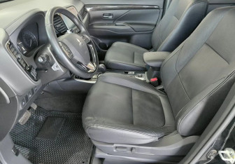 Подержанный автомобиль Mitsubishi Outlander 2018 года (9 фото)