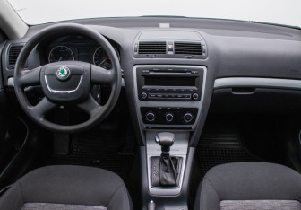 Подержанный автомобиль Skoda Octavia Wagon 2012 года (13 фото)