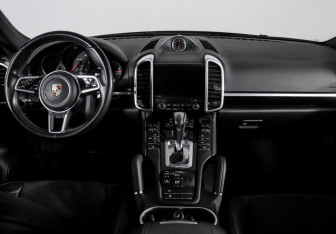 Подержанный автомобиль Porsche Cayenne 2017 года (12 фото)