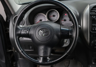 Подержанный автомобиль Toyota RAV4 2004 года (17 фото)