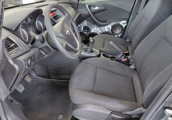 Подержанный автомобиль Opel Astra Wagon 2012 года (9 фото)