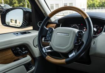 Подержанный автомобиль Land Rover Range Rover 2018 года (10 фото)