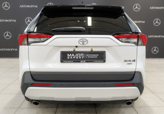 Подержанный автомобиль Toyota RAV4 2025 года (6 фото)