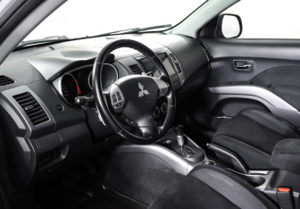Подержанный автомобиль Mitsubishi Outlander 2008 года (15 фото)