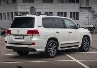 Подержанный автомобиль Toyota Land Cruiser Suv 2017 года (6 фото)