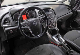 Подержанный автомобиль Opel Astra Hatchback 2011 года (16 фото)