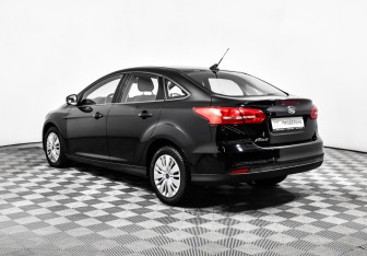 Подержанный автомобиль Ford Focus Sedan 2018 года (7 фото)