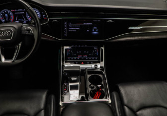 Подержанный автомобиль Audi Q8 2018 года (10 фото)