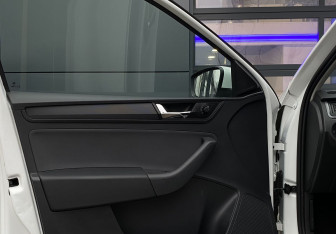 Подержанный автомобиль Skoda Rapid Liftback 2017 года (14 фото)