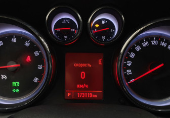 Подержанный автомобиль Opel Astra Hatchback 2011 года (14 фото)