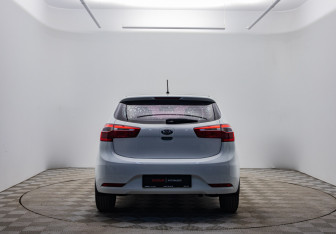 Подержанный автомобиль Kia Rio Hatchback 2013 года (6 фото)