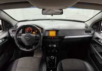 Подержанный автомобиль Opel Astra Sedan 2008 года (12 фото)
