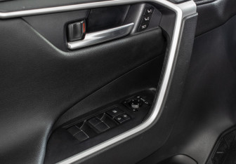 Подержанный автомобиль Toyota RAV4 2020 года (18 фото)