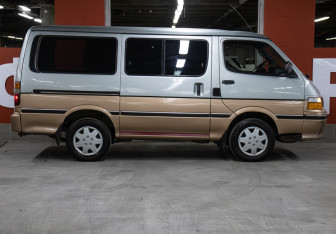 Подержанный автомобиль Toyota HiAce 2002 года (4 фото)