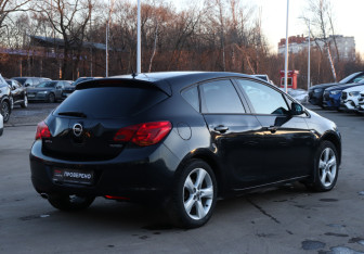 Подержанный автомобиль Opel Astra Hatchback 2011 года (5 фото)