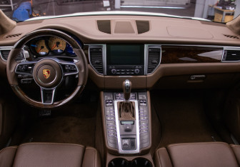 Подержанный автомобиль Porsche Macan 2017 года (13 фото)