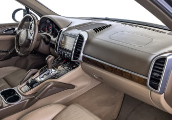 Подержанный автомобиль Porsche Cayenne 2014 года (13 фото)