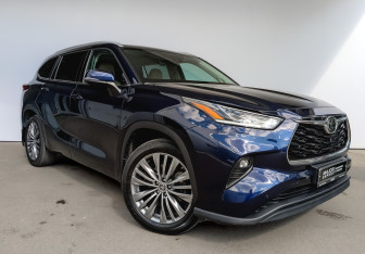 Подержанный автомобиль Toyota Highlander 2021 года (3 фото)