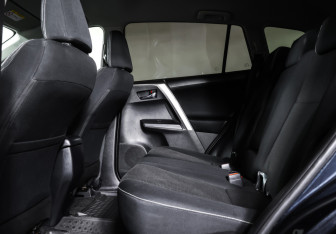 Подержанный автомобиль Toyota RAV4 2018 года (12 фото)