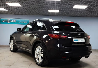 Подержанный автомобиль Infiniti QX70 2015 года (7 фото)