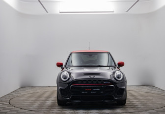 Подержанный автомобиль MINI Hatch 2019 года (2 фото)