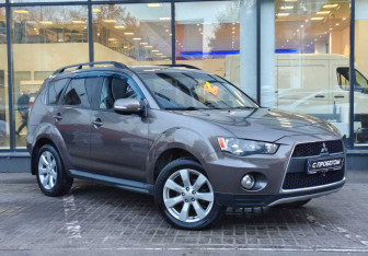 Подержанный автомобиль Mitsubishi Outlander 2011 года (3 фото)