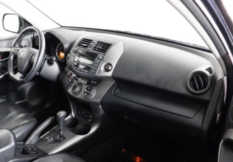 Подержанный автомобиль Toyota RAV4 2010 года (8 фото)