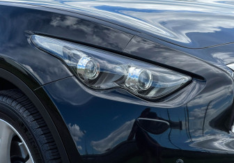 Подержанный автомобиль Infiniti QX70 2017 года (24 фото)