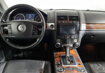 Подержанный автомобиль Volkswagen Touareg 2008 года (12 фото)